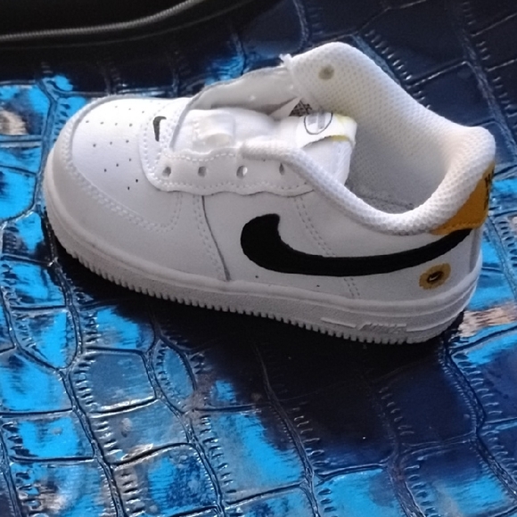 Nike White and Black Sneakers Iconic Design - Picture 1 of 1